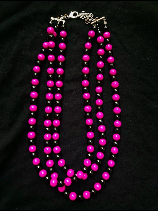 Vintage Jewelry - Vintage Triple Strand Fuschia and Black Beaded Necklace
